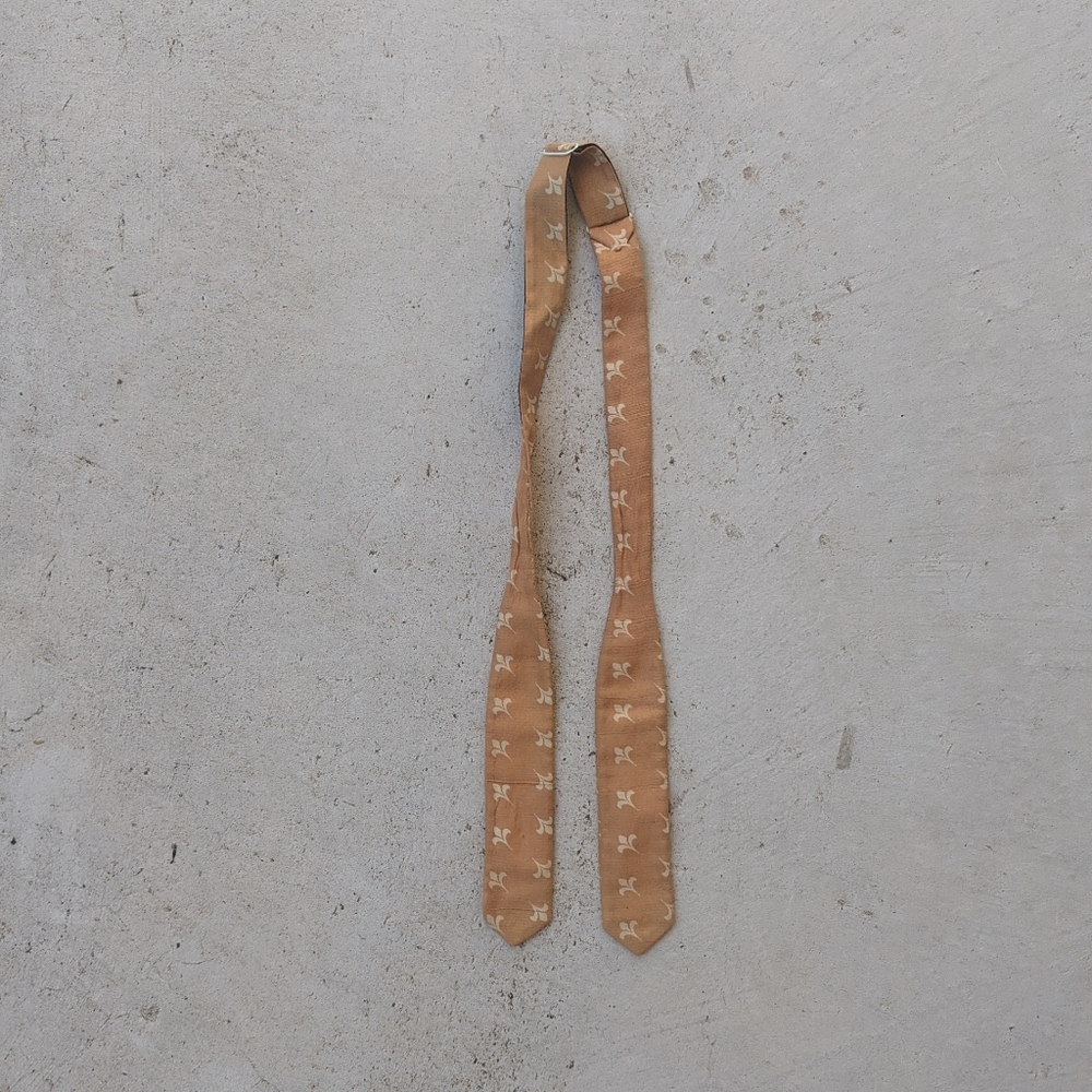 Vintage 70s WEMBLEY peach fleur pattern men's silk bowtie